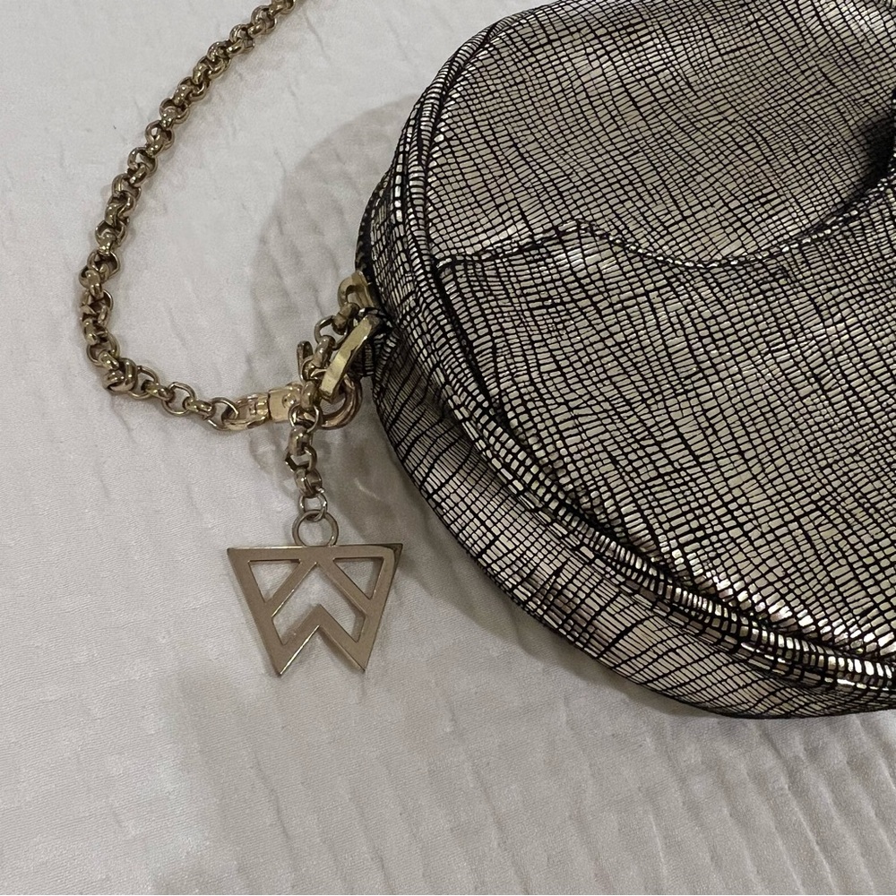 Kelly Wynne Circle Crossbody Silver/Black